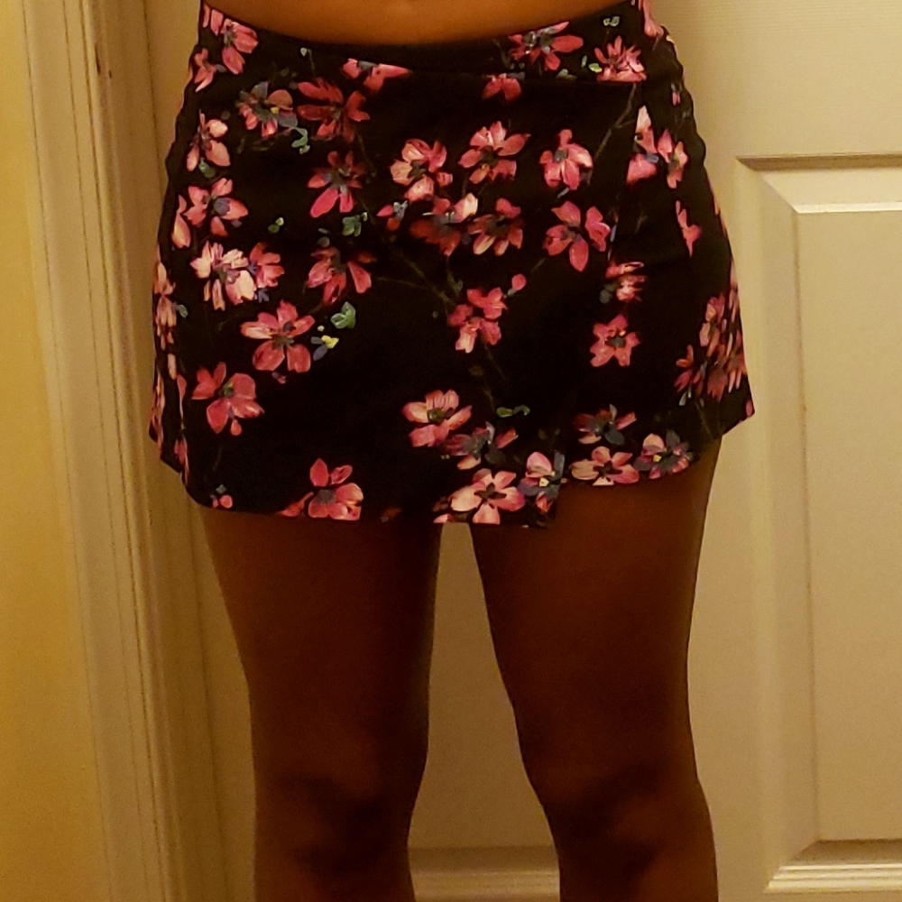 Express Skort - Picture 2 of 4